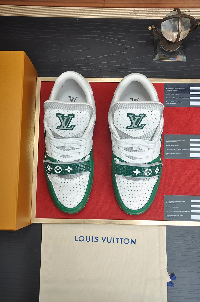 Men's shoes 💰660💶Original development, quality shipping, welcome to compare - LV sneaker series LV Trainer Maxi sneakers introduce the loose silhouette of the ready-to-wear series into the LV Trainer sneaker design written by Virgil Abloh, making an eye-catching appearance in the spring and summer men's wear shows. The cow leather upper is combined with rough fabric laces, and colorful beading highlights the brand's classic elements. LV letters mark the tongue and Monogram floral outsole. Mixed materials Made of first-layer cowhide, wrapped in imported custom-printed denim, thick shoelace design, large Monogram print on the side, "lv 54" badges on the tongue and heel, rubber outsole decorated with Monogram flowers, mesh lining and cotton feet, the comfort is as extreme as ever, premium heritage, quality first, worth owning! Size: Women's 35-39 (customized at 40, non-refundable) Men's 39-45 (customized at 38.46, non-refundable) ♡Full set of packaging with original gift box